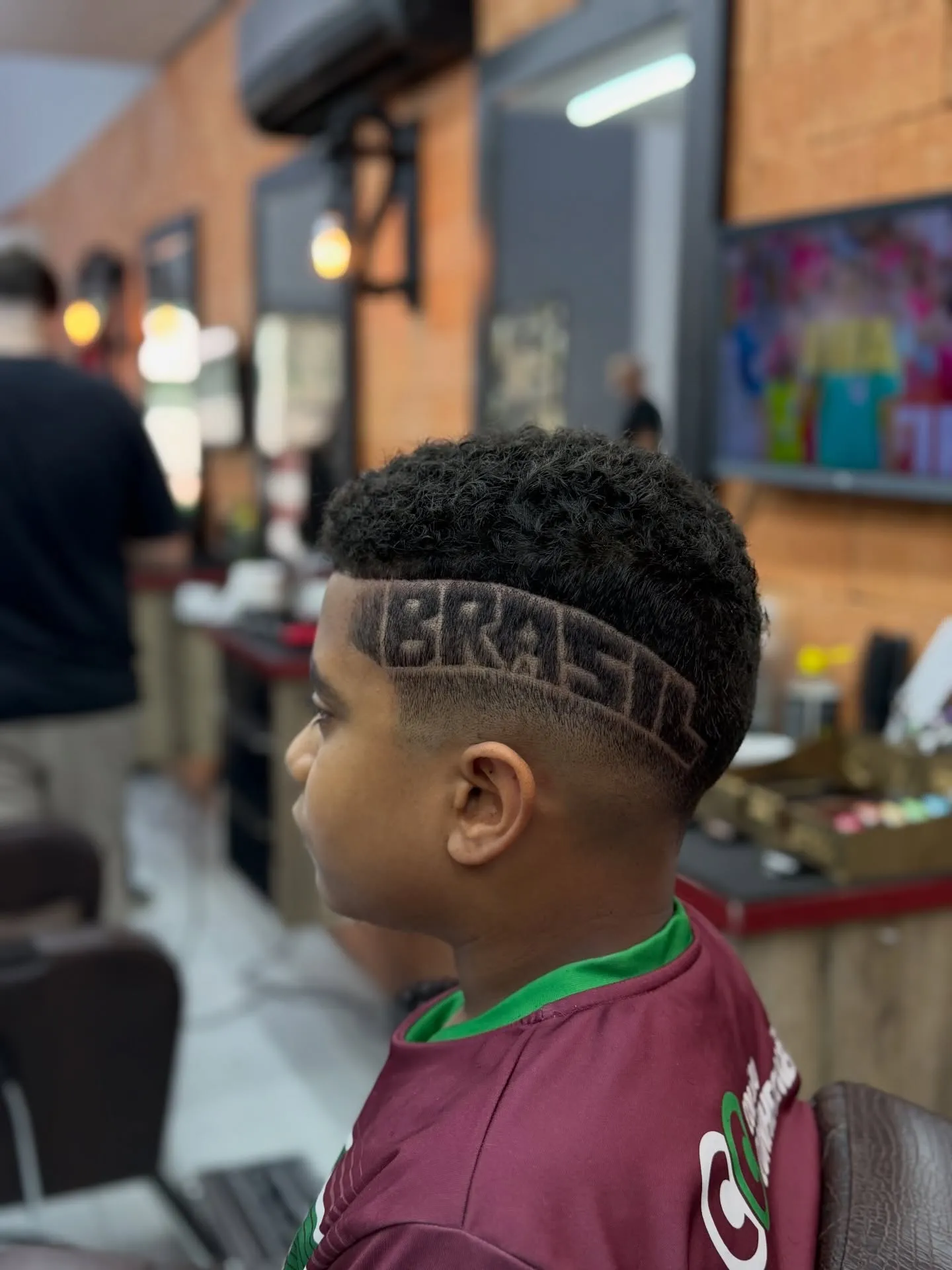 Corte infantil realizado na barbearia